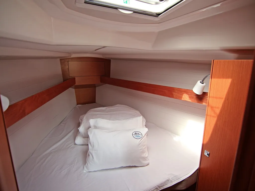 Cabin on Lucy, a Bavaria Cruiser 34 sailboat at Općina Sukošan, Croatia
