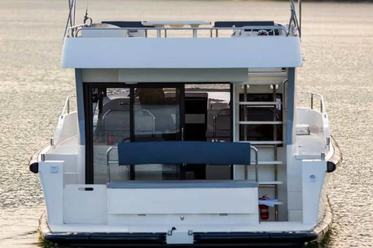 Exterior view of Horizon 1 - Premier 54, a Cygnet Horizon 1 motorboat at Smiths Falls, Canada