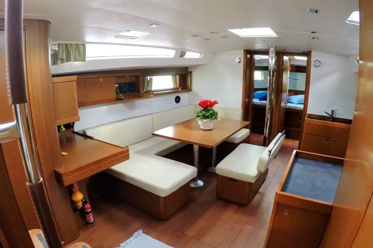 Salon of Cayetana, a Beneteau Oceanis 48 sailboat at Tonnarella, Italy