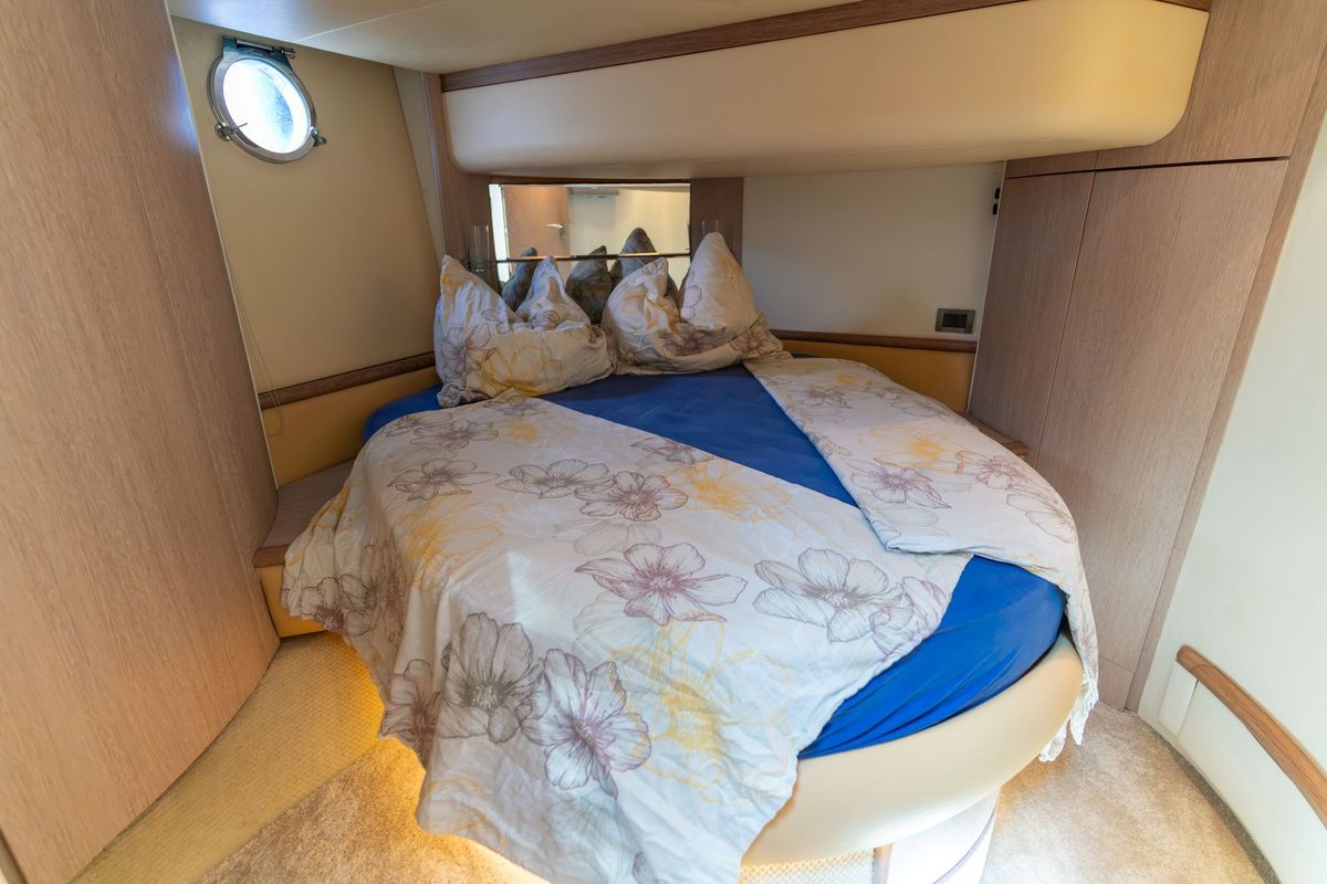 Cabin on Lena, a Azimut 50 Flybridge yacht at Lignano Sabbiadoro / Lignan, Italy