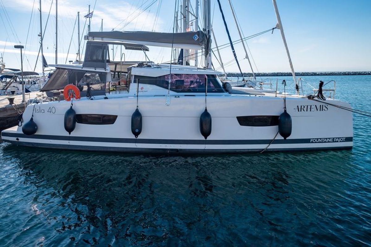 Exterior view of Lfk-Isla 40, a Fountaine Pajot Isla 40 catamaran at Municipal Unit of Lefkada, Greece