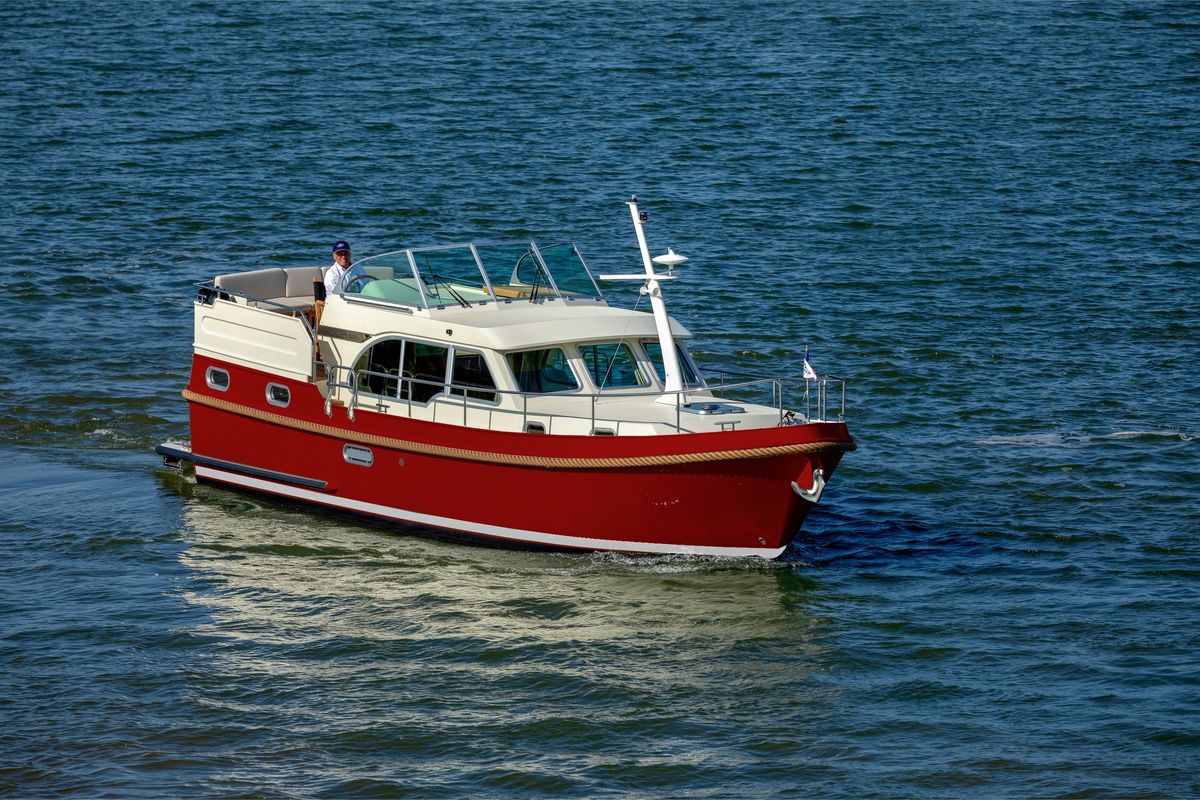 Exterior view of Jules, a Linssen Grand Sturdy 35.0 AC other at Kinrooi, Belgium