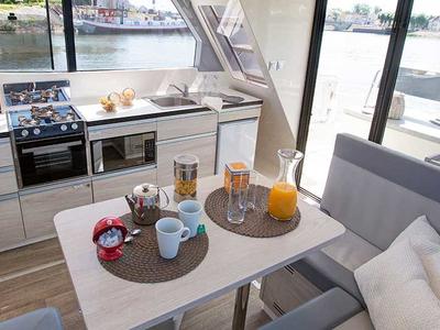 Galley of Horizon 2 - Premier 27, a Cygnet Horizon 2 motorboat at Rheinsberg, Germany