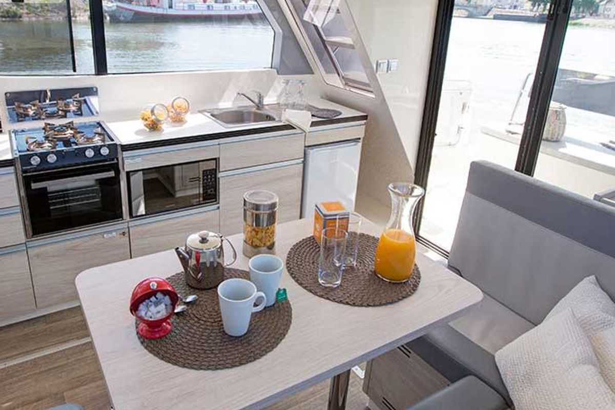 Galley of Horizon 2 - Premier 27, a Cygnet Horizon 2 motorboat at Rheinsberg, Germany