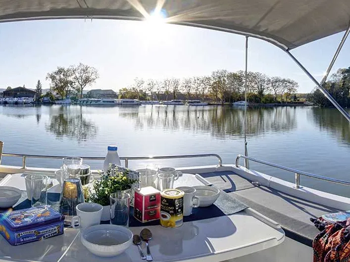 Deck of Horizon 2 - Premier 27, a Cygnet Horizon 2 motorboat at Rheinsberg, Germany