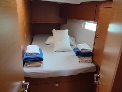 Cabin on Amfithoe, a Jeanneau Sun Odyssey 519 sailboat at Volos Municipality, Greece