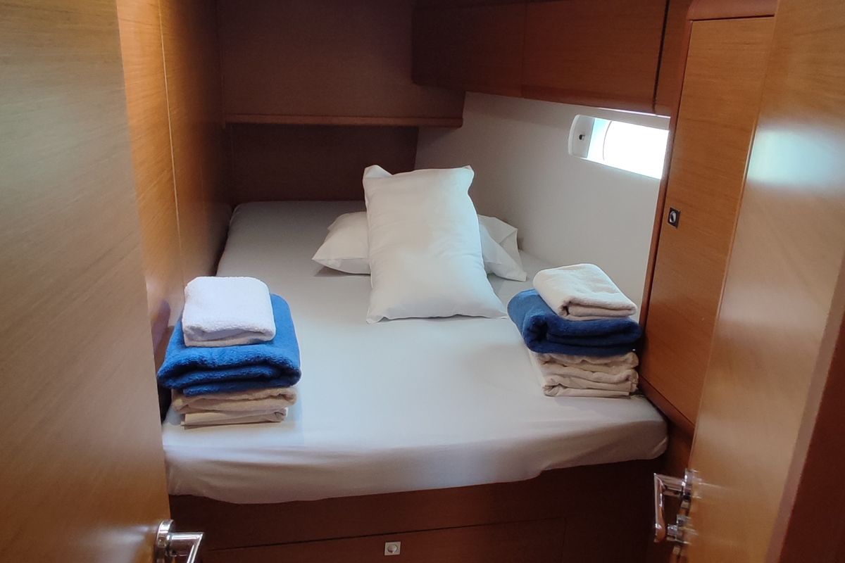 Cabin on Amfithoe, a Jeanneau Sun Odyssey 519 sailboat at Volos Municipality, Greece