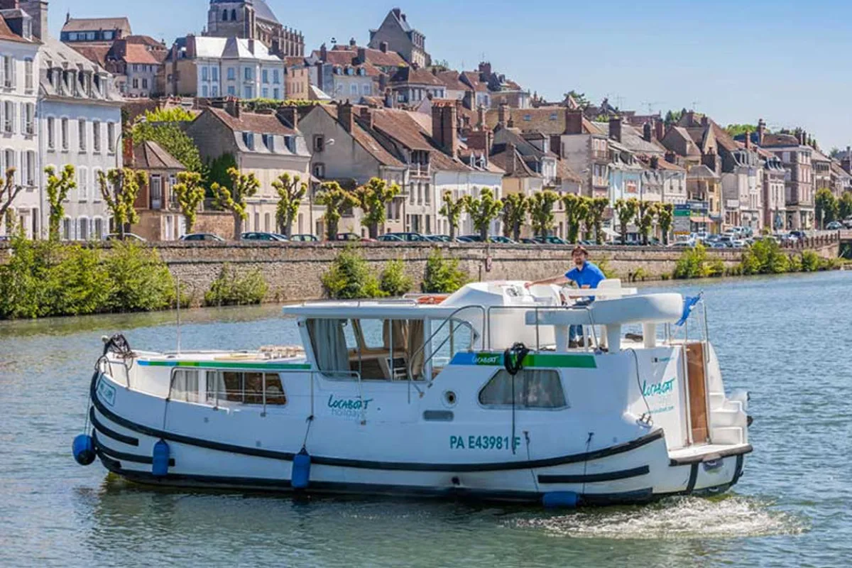 Exterior view of 1020-63, a Pénichette 1020 motorboat at Saint-Léger-sur-Dheune, France