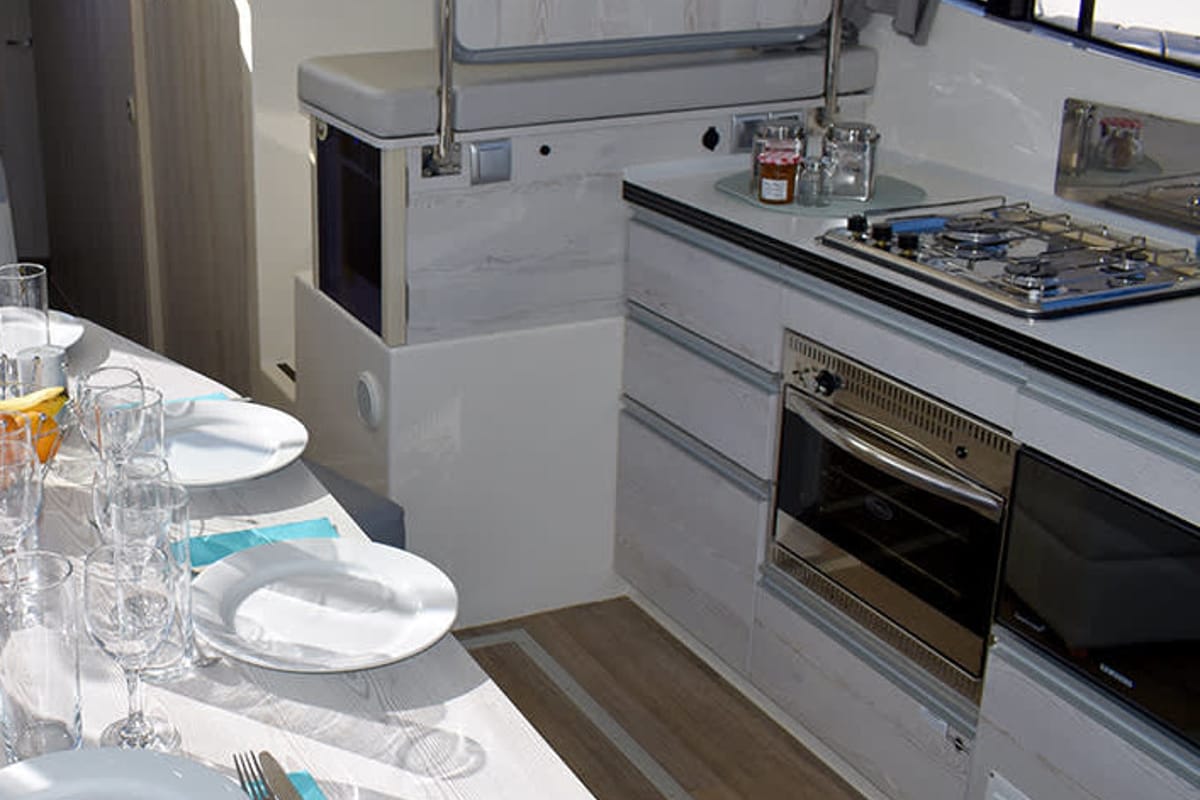 Galley of Horizon 4 - Premier 9, a Cygnet Horizon 4 motorboat at Portiragnes, France