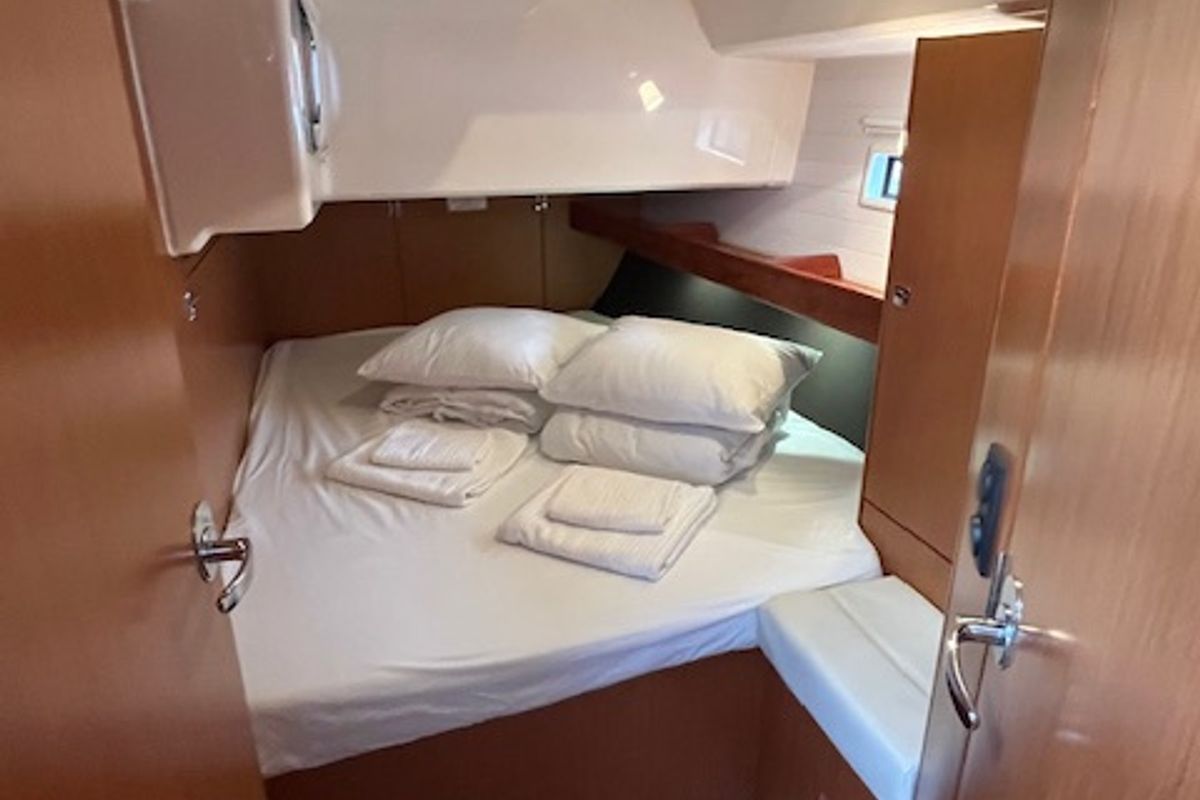 Cabin on Fonsos, a Bavaria 46 Cruiser sailboat at São Pedro, Portugal