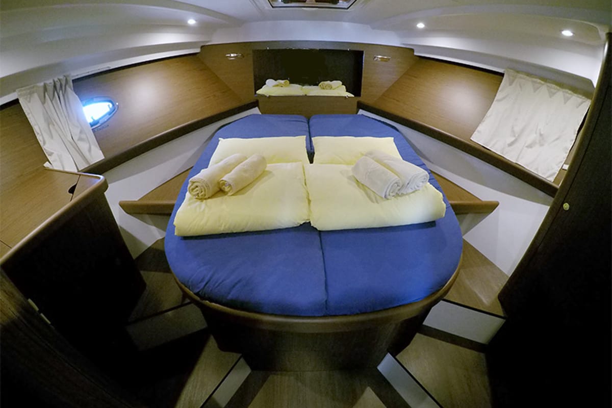 Cabin on Capricorn, a Beneteau Antares 36 yacht at Grad Šibenik, Croatia
