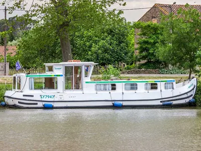 Exterior view of 1107W-99, a Pénichette 1107 motorboat at Lutzelbourg, France