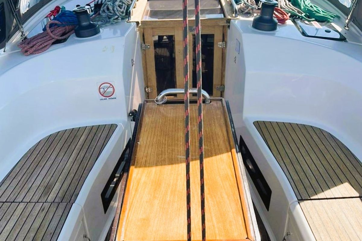 Deck of Easy Eleven, a Bavaria Cruiser 40 S sailboat at Split, Croatia