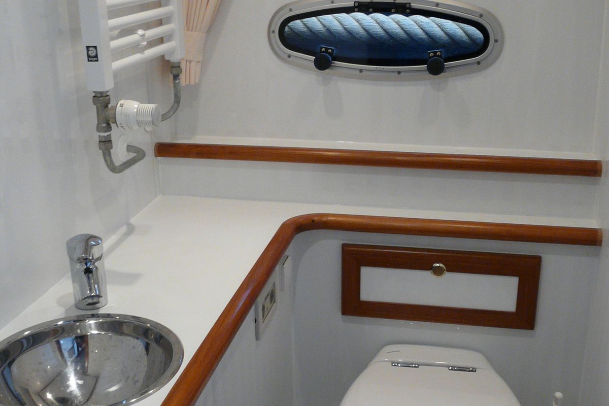 Head on Drait 117, a De Drait DeLuxe 42 motorboat at Drachten, Netherlands