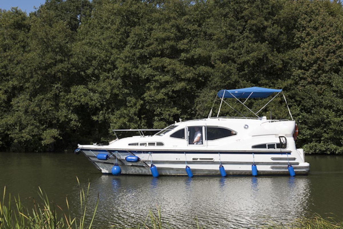 Exterior view of E300-3, a Pénichette Europa E.300 motorboat at Loosdrecht, Netherlands