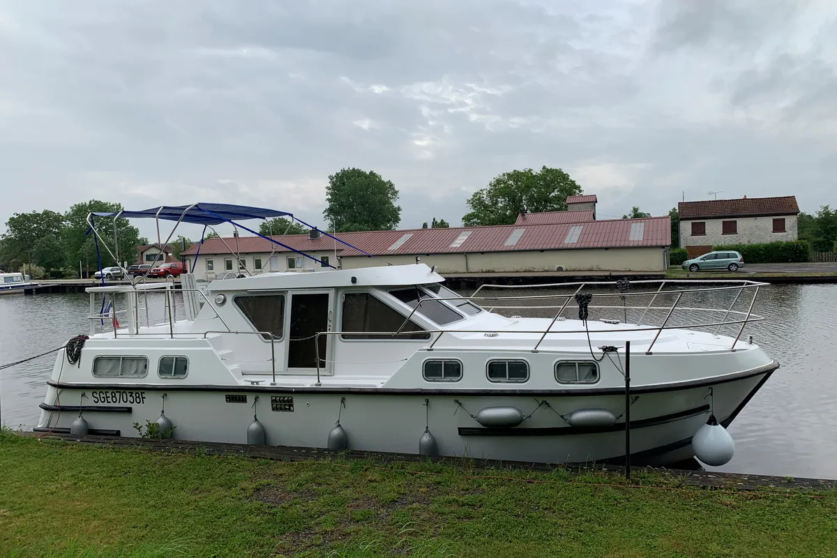 2403, a Tarpon Tarpon 37 N motorboat at Mittersheim, France
