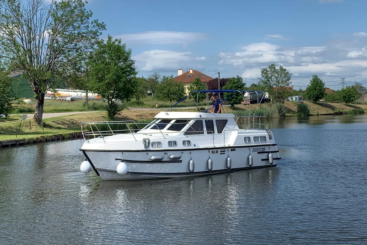 2403, a Tarpon Tarpon 37 N motorboat at Mittersheim, France