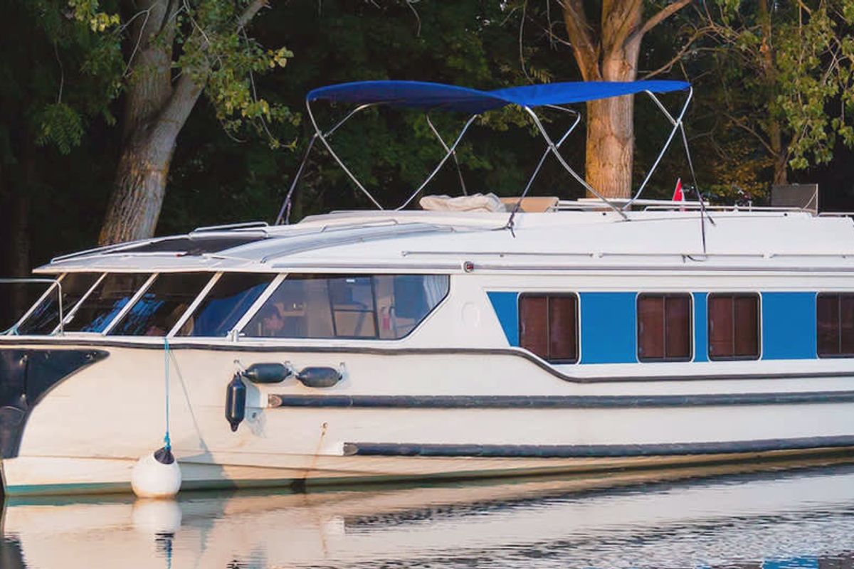 Exterior view of Vision3, a Cygnet Vision 3 motorboat at Fontenoy-le-Château, France