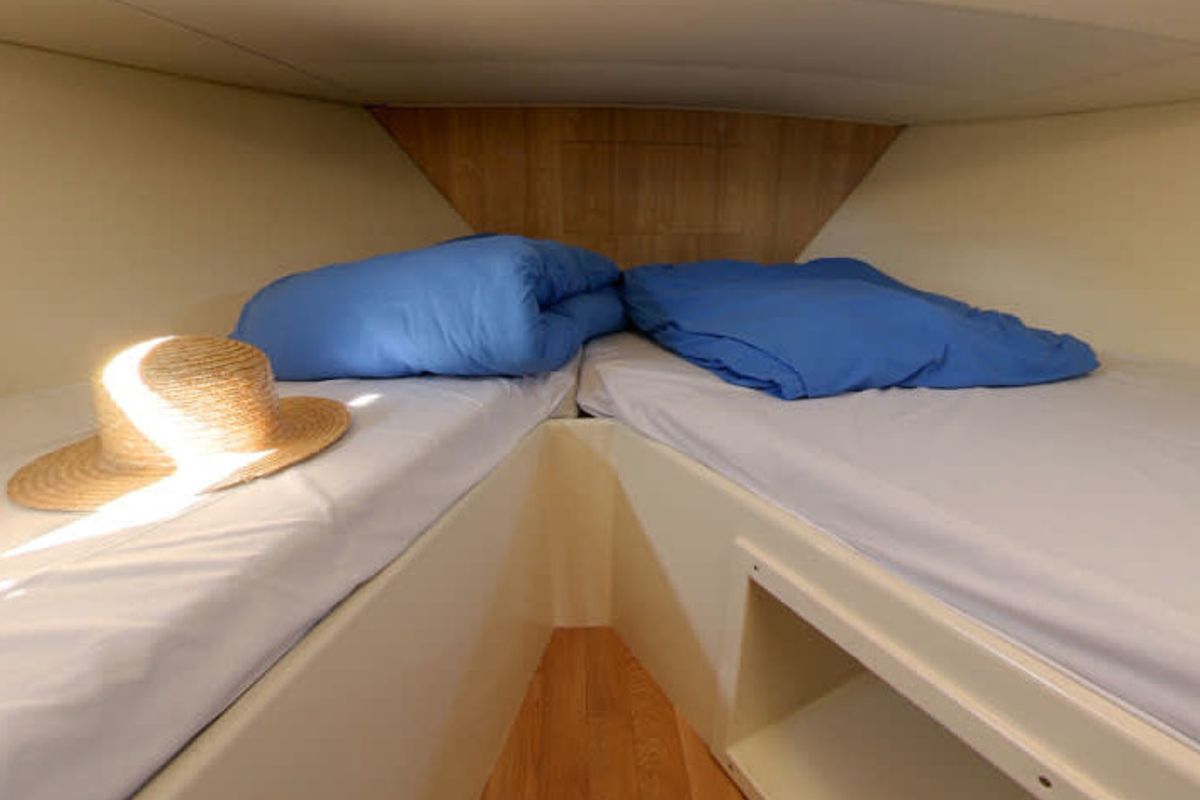 Cabin on Elegance - Comfort 28, a Cygnet Elegance motorboat at Rheinsberg, Germany