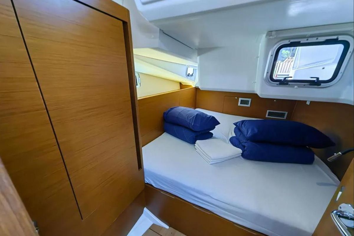 Cabin on Negroni, a Jeanneau Sun Odyssey 440 sailboat at Athens, Greece