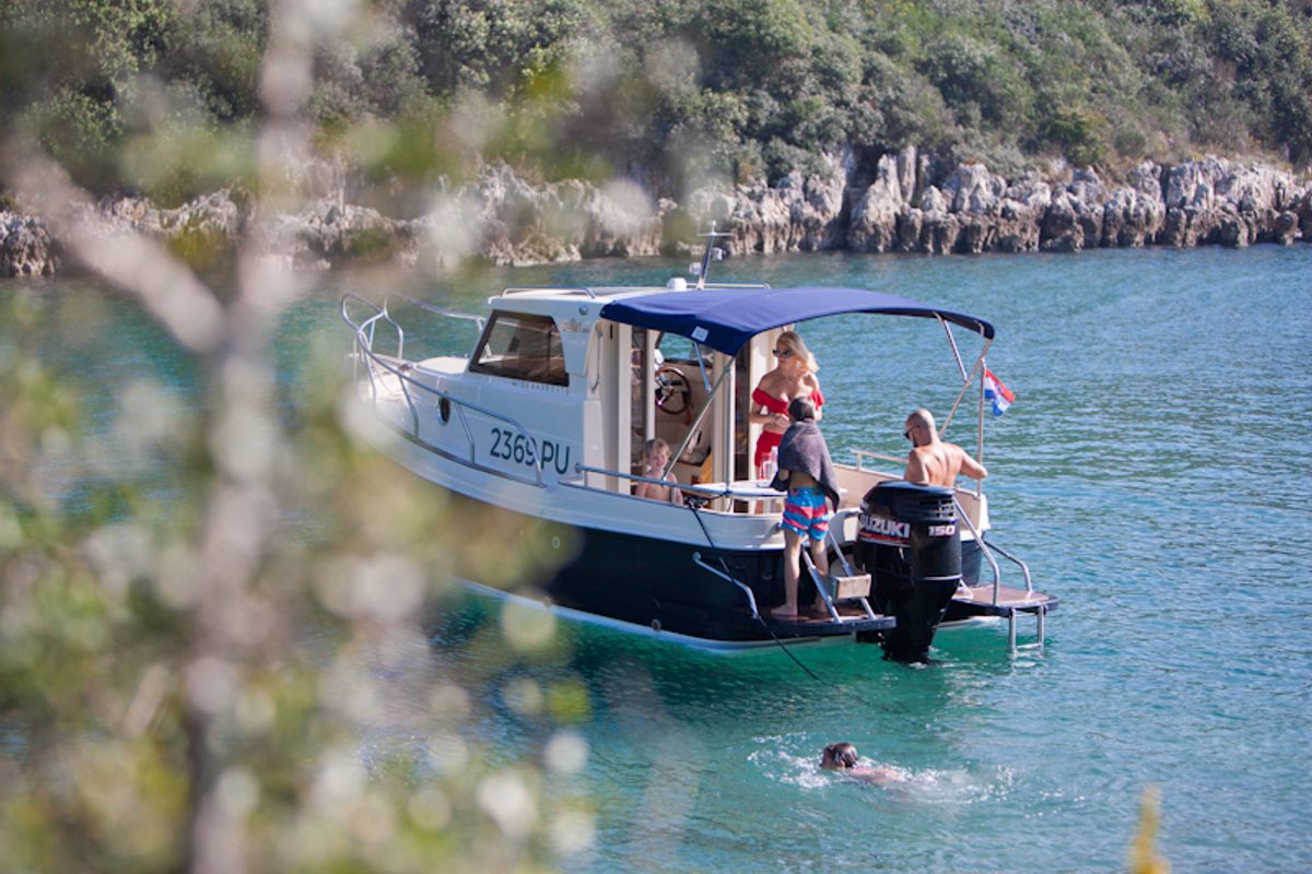 H4, a Leidi 660 motorboat at Grad Pula, Croatia