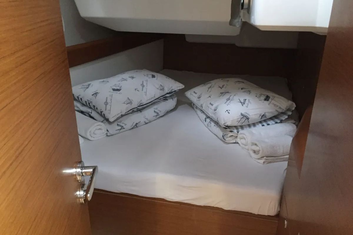 Cabin on Malin II, a Jeanneau Sun Odyssey 479 sailboat at Seget Donji, Croatia