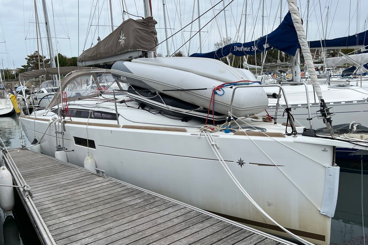 Exterior view of Kashmir, a Jeanneau Sun Odyssey 349 sailboat at Port Navalo, France