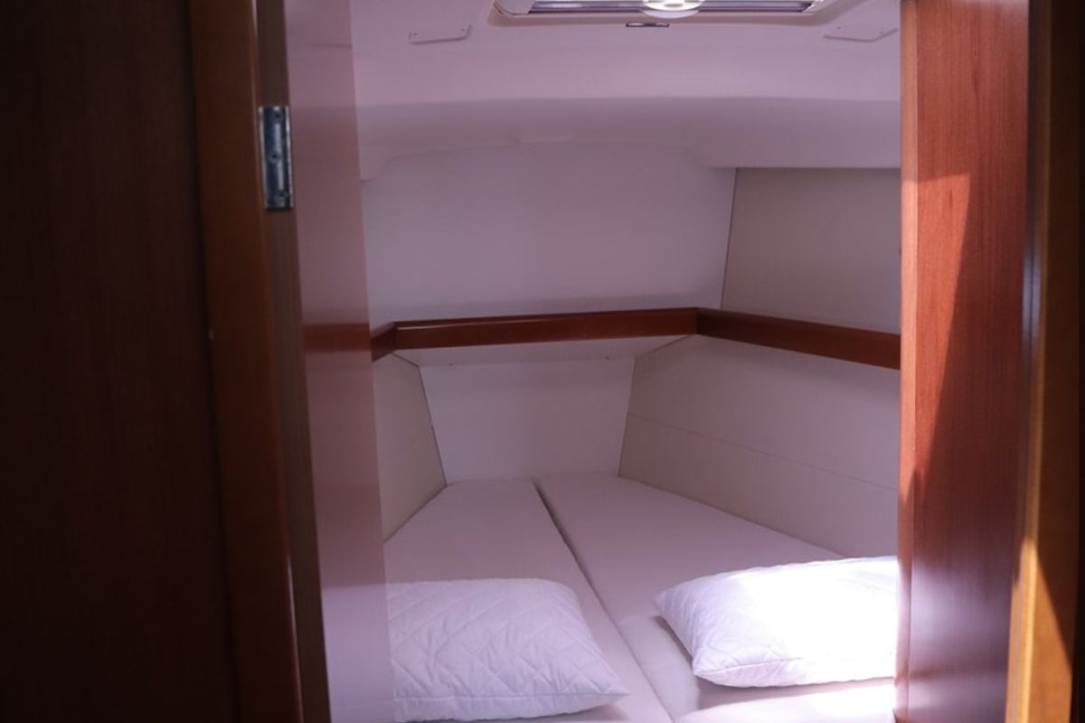 Fantasea, a Beneteau Oceanis 43 sailboat at Athens, Greece
