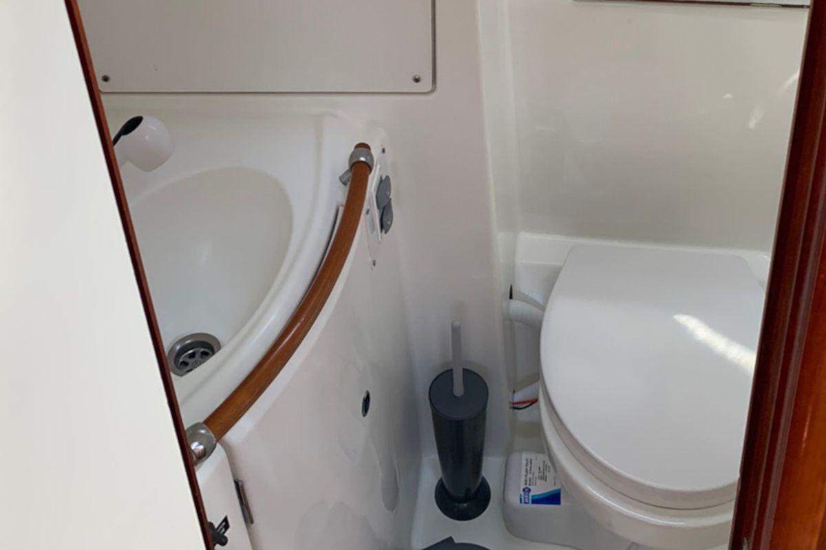 Salon of PANORAMA, a Beneteau Oceanis 343 sailboat at Skiathos, Greece