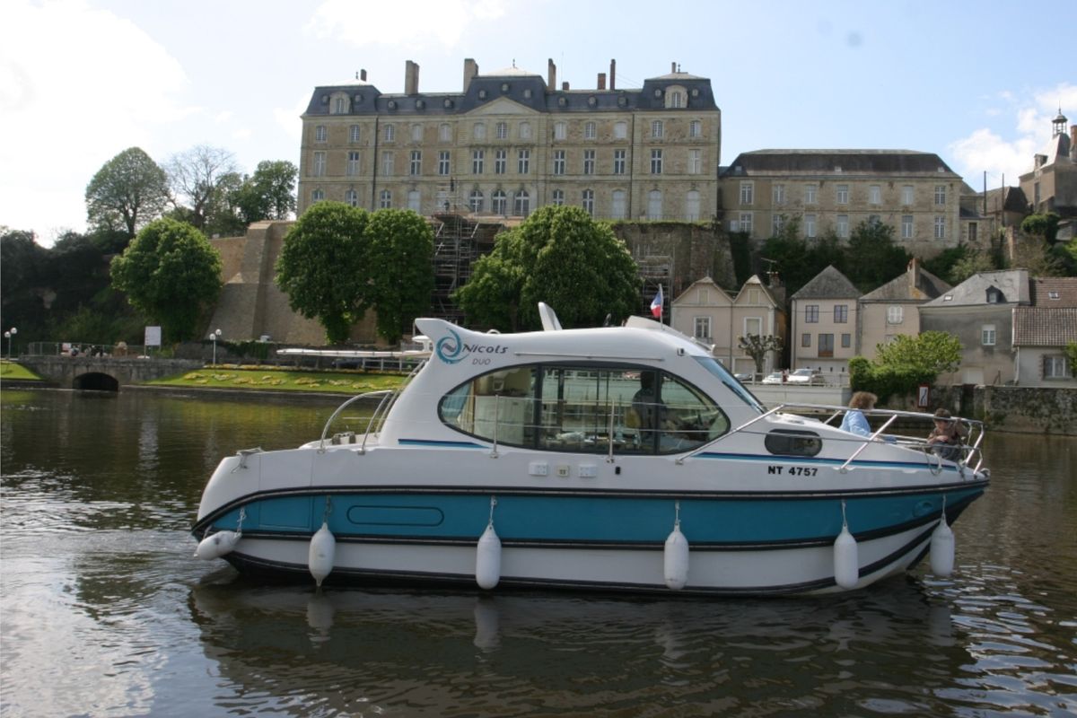 Exterior view of Piano, a Nicols Estivale Duo motorboat at Grez-Neuville, France