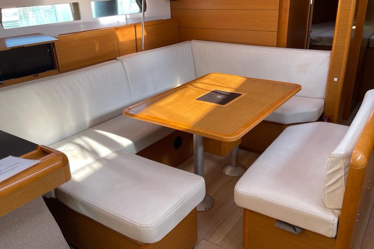Salon of Tanqueray, a Jeanneau Sun Odyssey 479 sailboat at Capo d'Orlando, Italy
