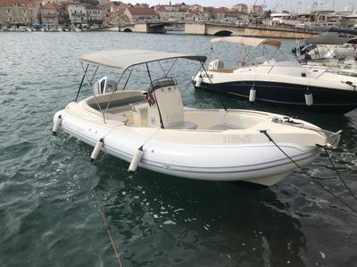 Exterior view of Scanner Envy 710, a Scanner Srl. Scanner Envy 710 rib at Grad Trogir, Croatia