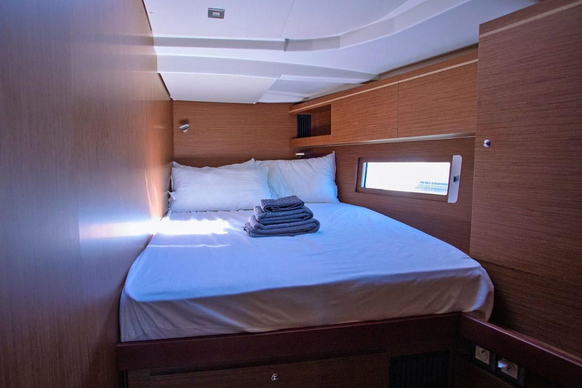 Cabin on Le Streghe, a Beneteau Oceanis 51.1 sailboat at Tonnarella, Italy