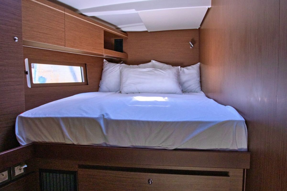 Cabin on Le Streghe, a Beneteau Oceanis 51.1 sailboat at Tonnarella, Italy