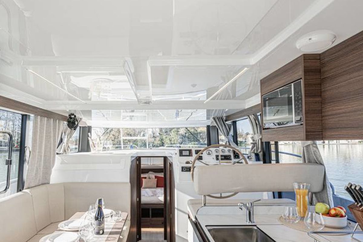 Salon of Liberty - Luxury 10, a Cygnet Liberty motorboat at Rheinsberg, Germany