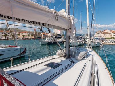 Salon of Zoa, a Beneteau Oceanis 45 sailboat at Split, Croatia