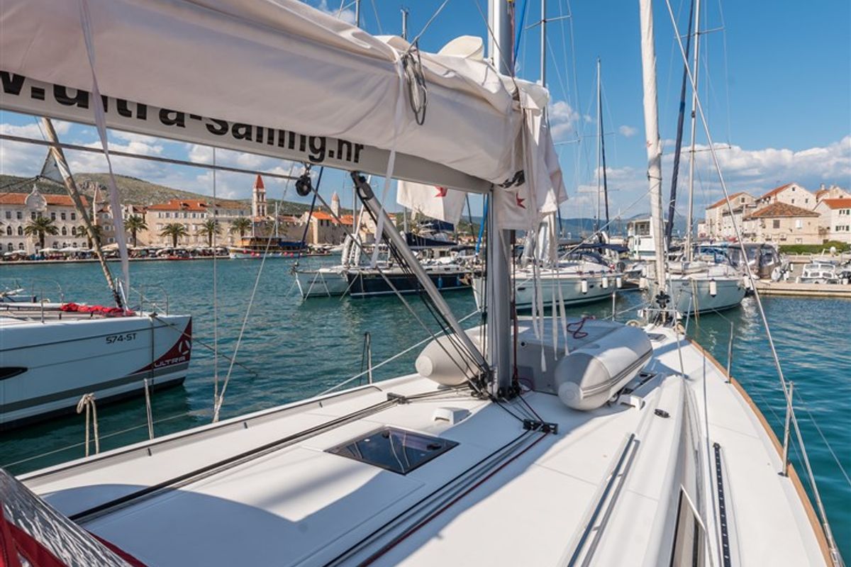Salon of Zoa, a Beneteau Oceanis 45 sailboat at Split, Croatia