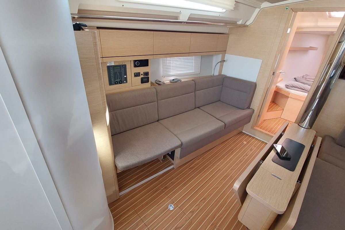 Salon of Seatherapy, a Hanse Yachts Hanse 418 sailboat at Rosignano Solvay, Italy