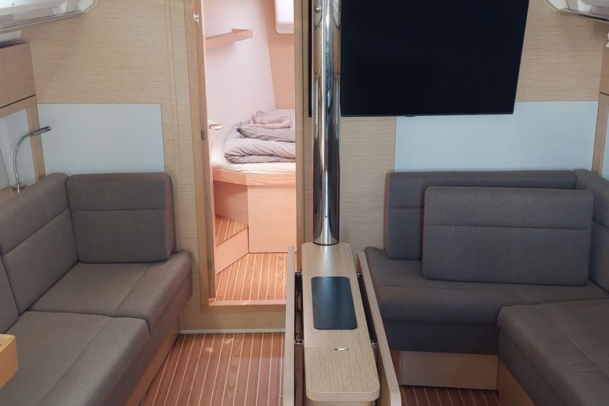 Salon of Seatherapy, a Hanse Yachts Hanse 418 sailboat at Rosignano Solvay, Italy