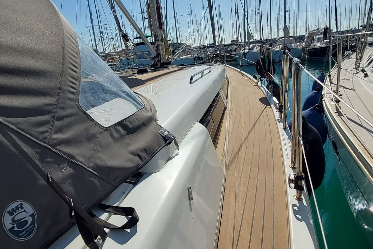 Cockpit of Seatherapy, a Hanse Yachts Hanse 418 sailboat at Rosignano Solvay, Italy