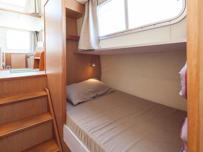 Cabin on 935-118, a Pénichette 935 motorboat at Saint-Léger-sur-Dheune, France