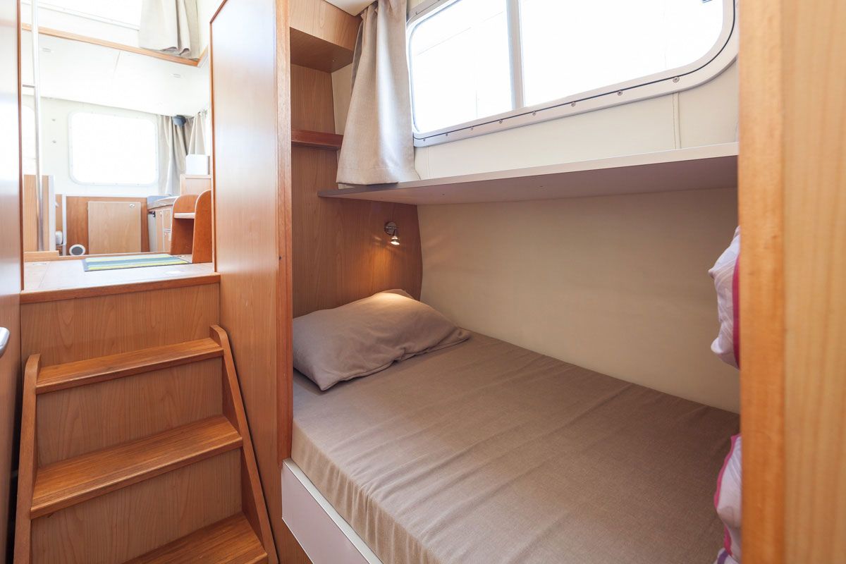 Cabin on 935-118, a Pénichette 935 motorboat at Saint-Léger-sur-Dheune, France