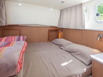 Cabin on 935-118, a Pénichette 935 motorboat at Saint-Léger-sur-Dheune, France