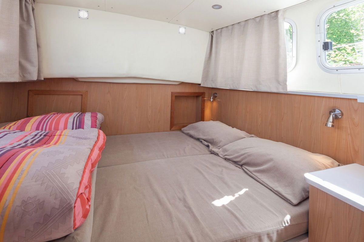 Cabin on 935-118, a Pénichette 935 motorboat at Saint-Léger-sur-Dheune, France