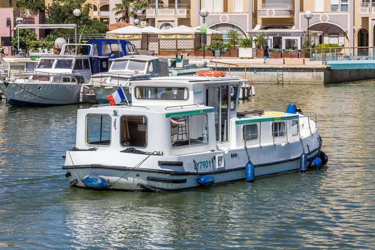 Exterior view of 935-118, a Pénichette 935 motorboat at Saint-Léger-sur-Dheune, France