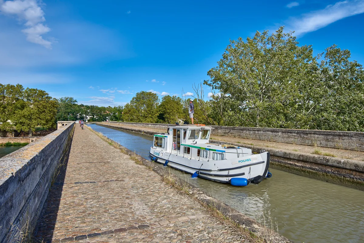 Exterior view of 935-118, a Pénichette 935 motorboat at Saint-Léger-sur-Dheune, France