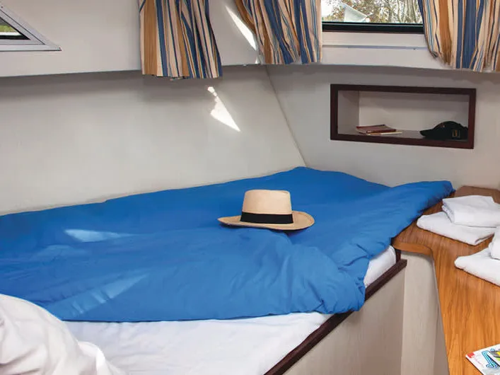 Cabin on Corvette A - Budget 13, a Cygnet Corvette A motorboat at Migennes, France