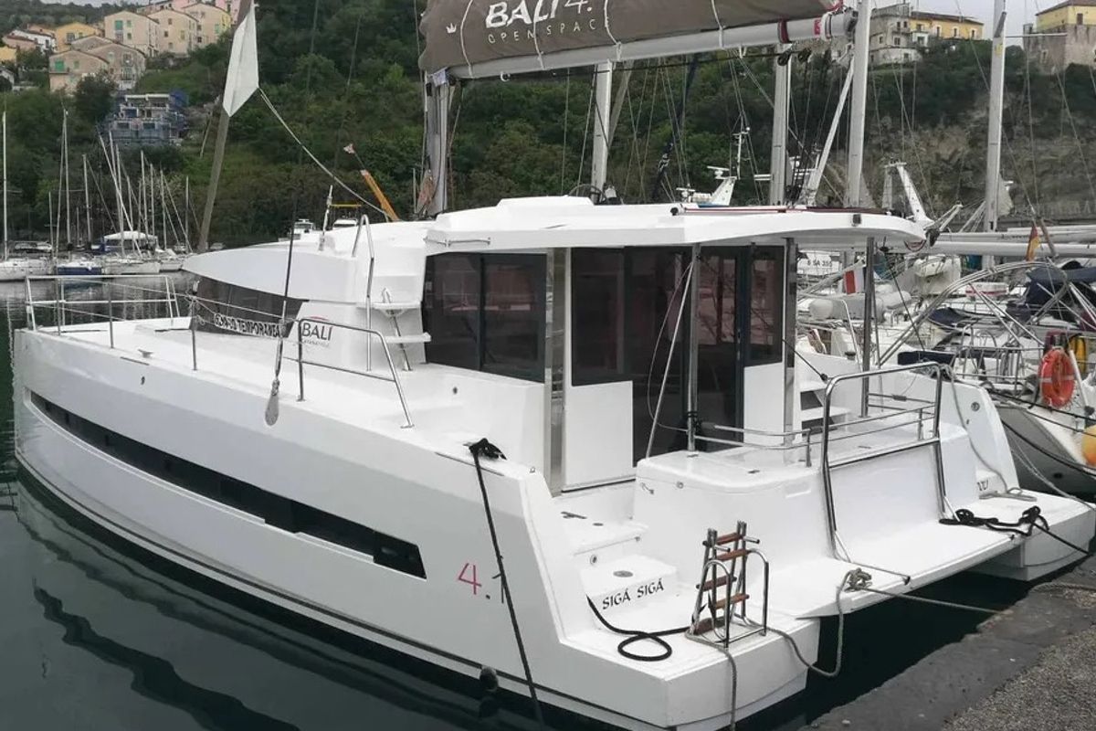 Exterior view of Siga Siga, a Bali 4.1 catamaran at Agropoli, Italy
