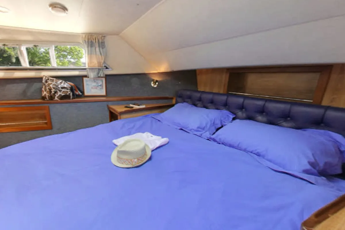Cabin on Royal Classique - Comfort 12, a Cygnet Royal Classique motorboat at Vinkeveen, Netherlands