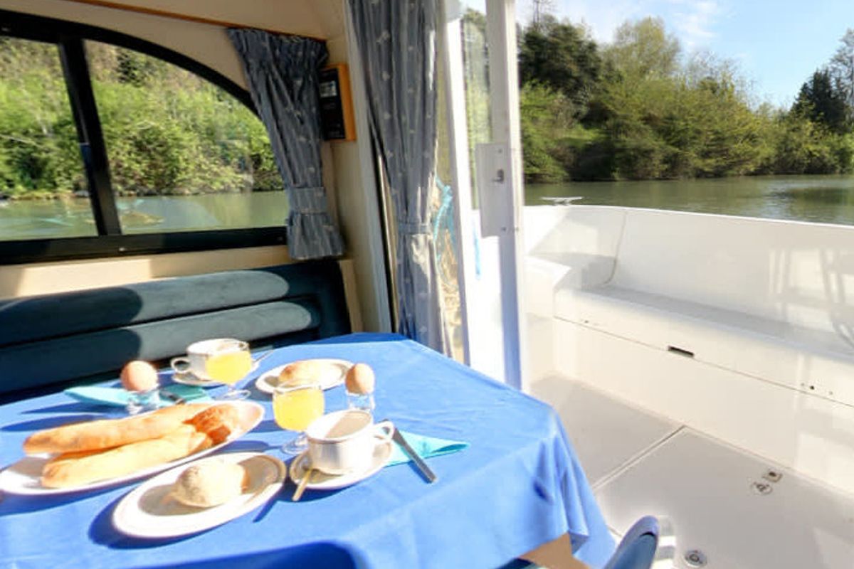 Salon of Caprice - Comfort 51, a Cygnet Caprice motorboat at Casier, Italy
